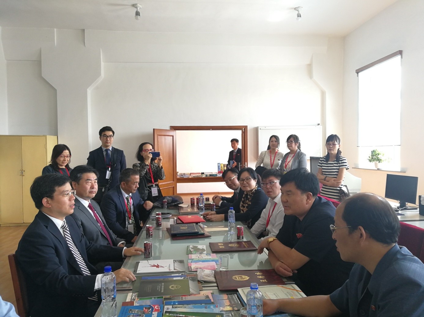 中国代表团与朝鲜表国文图书出版社座谈.jpg